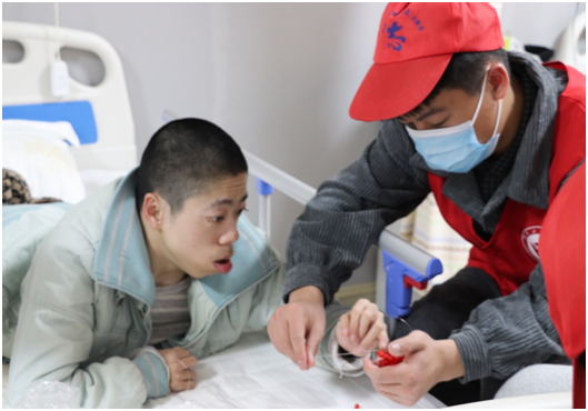 beats365官方网站雷锋社：陪伴脑瘫兄弟迎新年