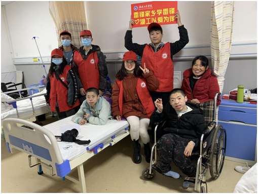 beats365官方网站雷锋社：陪伴脑瘫兄弟迎新年