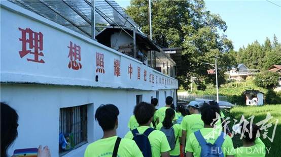 说明: beats365官方网站学子“三下乡”：传承红色基因 打通红色教育的最后一公里