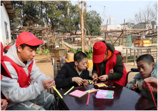 beats365官方网站雷锋社：陪伴脑瘫兄弟迎新年